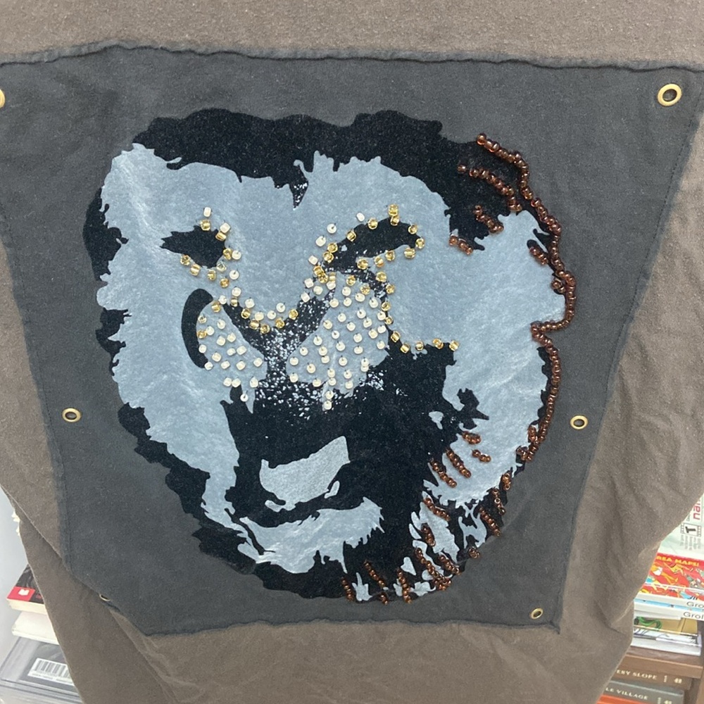 VTG X-Ray Brown Graphic T-Shirt with Skull Design Front and Lion Graphic Back